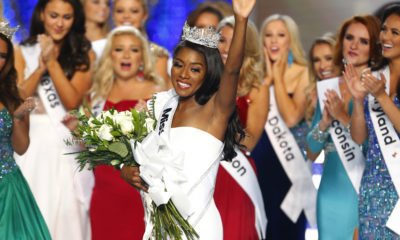 Photo of 2018 Miss America surrounded by other contestants