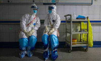 Photo of medical workers chatting in Wuhan